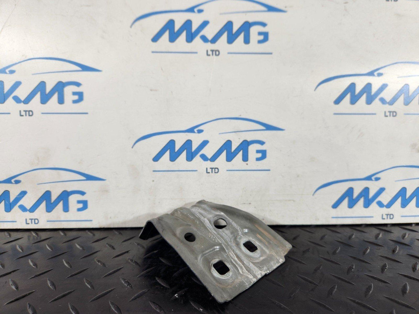 19-ON MERCEDES B CLASS W247 GENUINE FRONT LEFT FENDER REAR BRACKET A2478801100