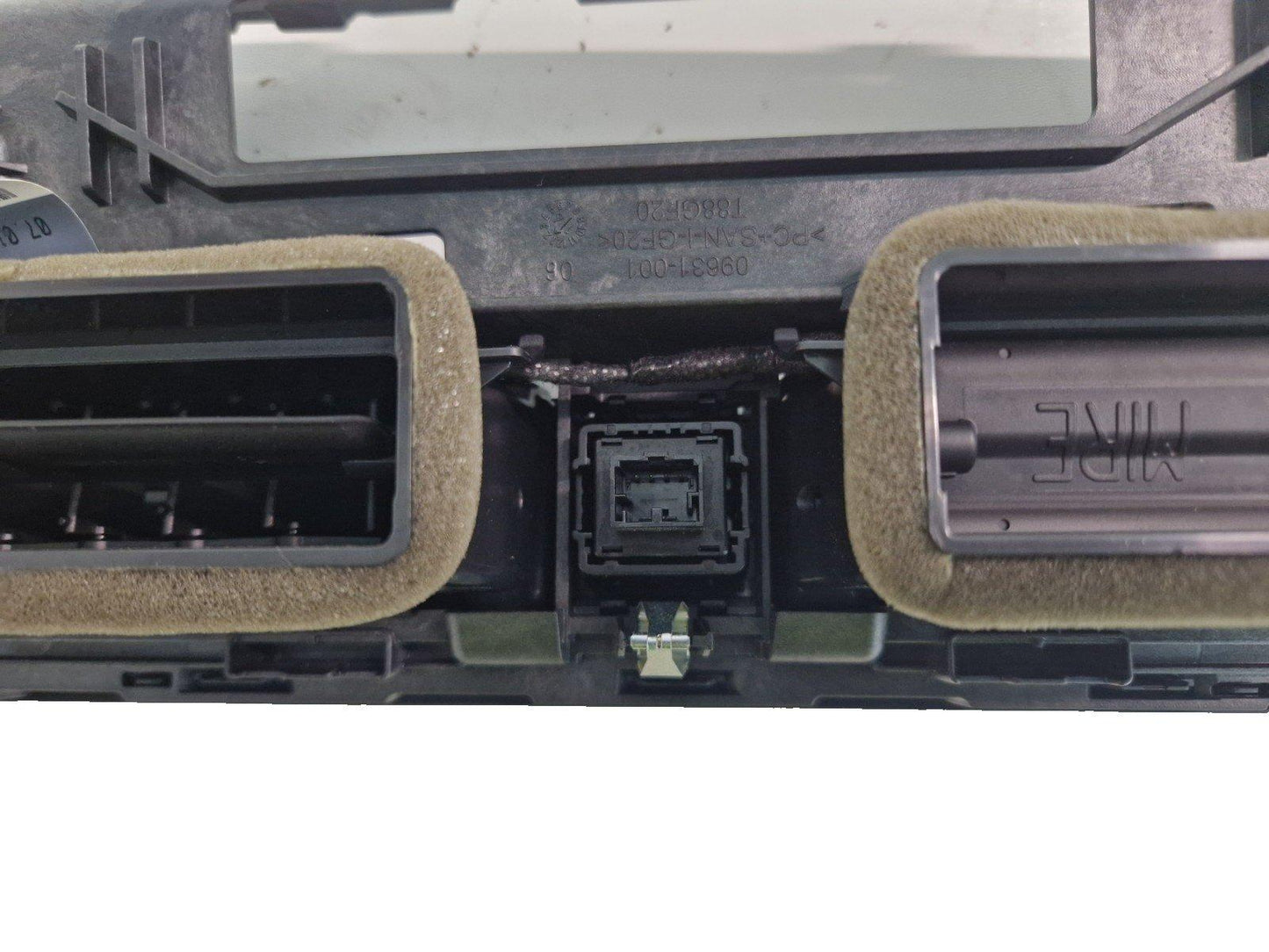 16-19 AUDI A4 B9 GENUINE CENTRE AIR VENT HAZARD BUTTON 8W2820902