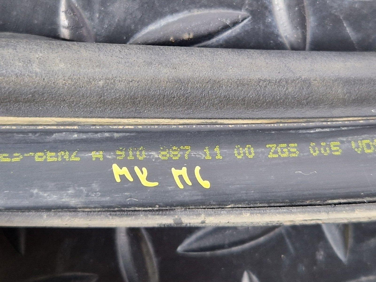 18-ON MERCEDES BENZ SPRINTER W907 HOOD BONNET RUBBER GASKET SEAL A9108871100