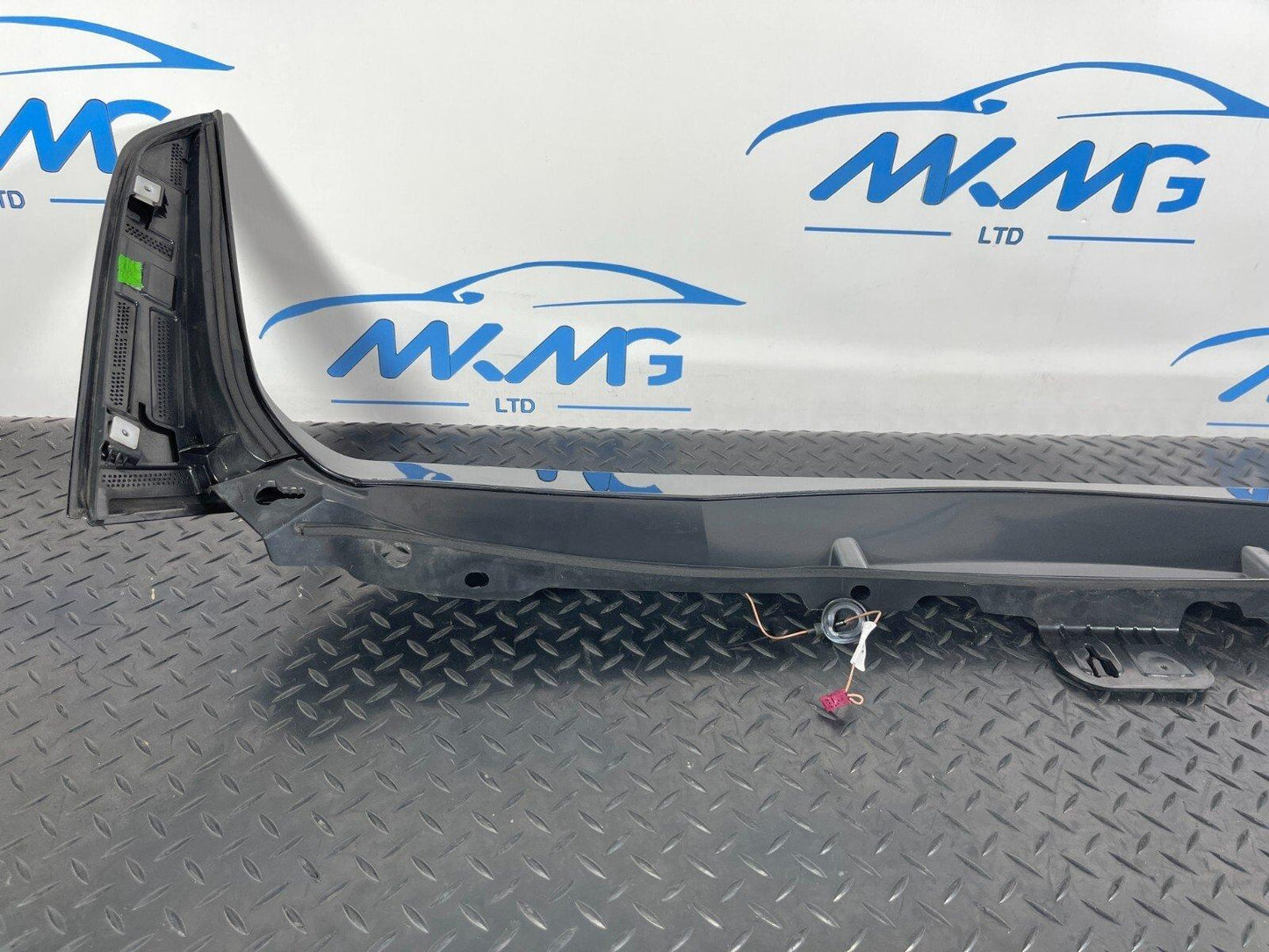 16-22 BMW X1 F48 REAR TAILGATE BOOT LID BLACK SPOILER BRACKET 7360536