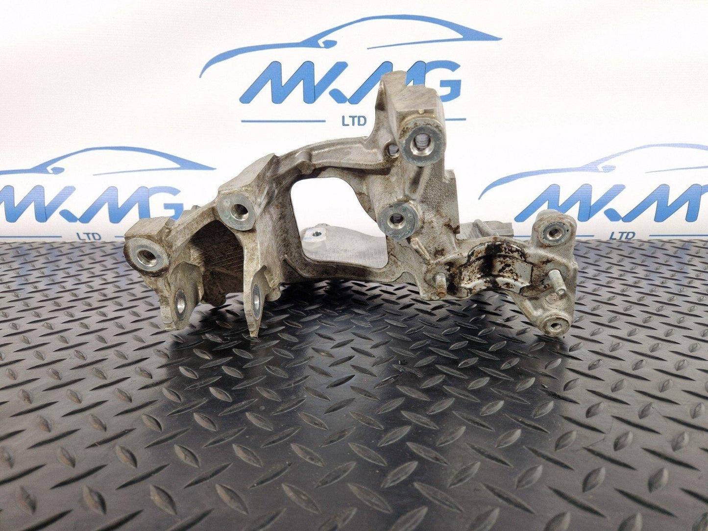 16-19 AUDI A4 B9 FRONT LEFT N/S LEFT SIDE ENGINE MOUNT BRACKET 8W0399295E
