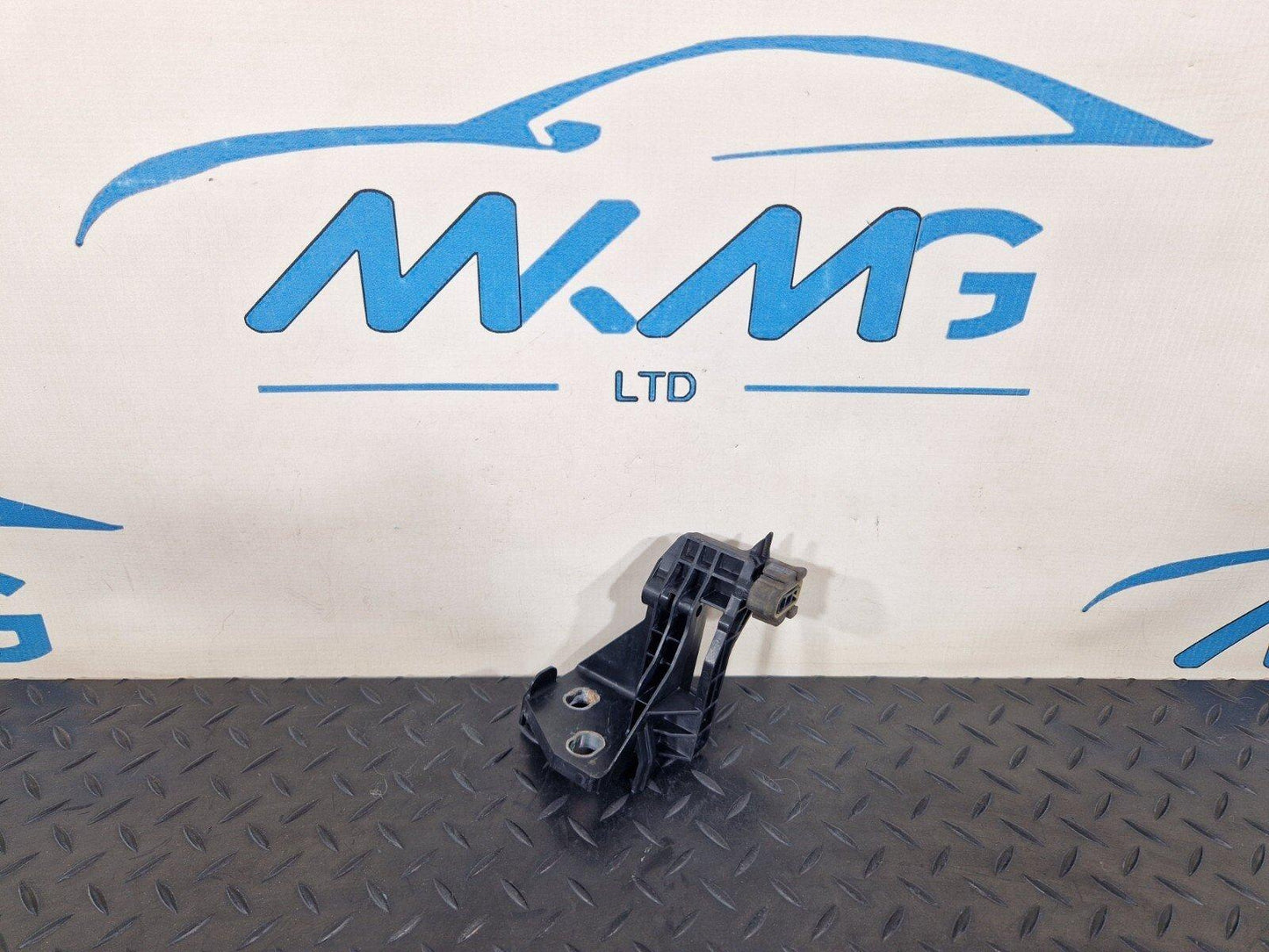 14-21 MERCEDES BENZ C220 W205 FRONT LEFT SLAM PANEL BRACKET A2055014320