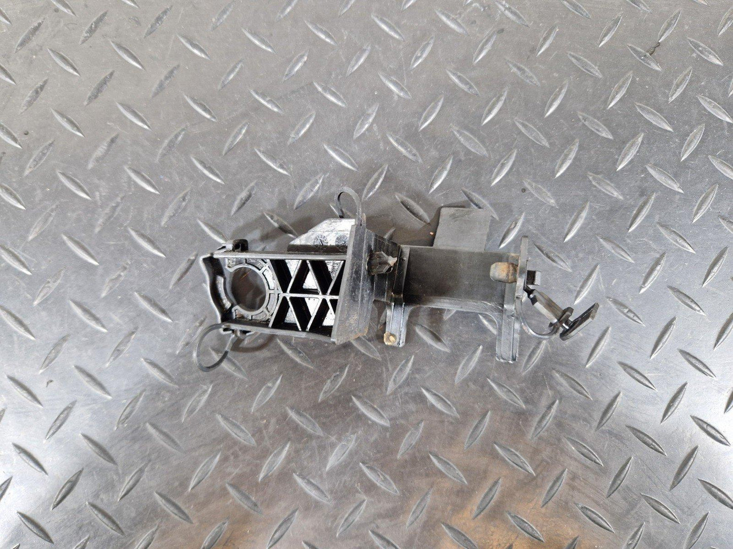 12-18 MERCEDES BENZ B-CLASS W246 SUSPENSION STRUT FRONT LEFT BRACKET A2464210594