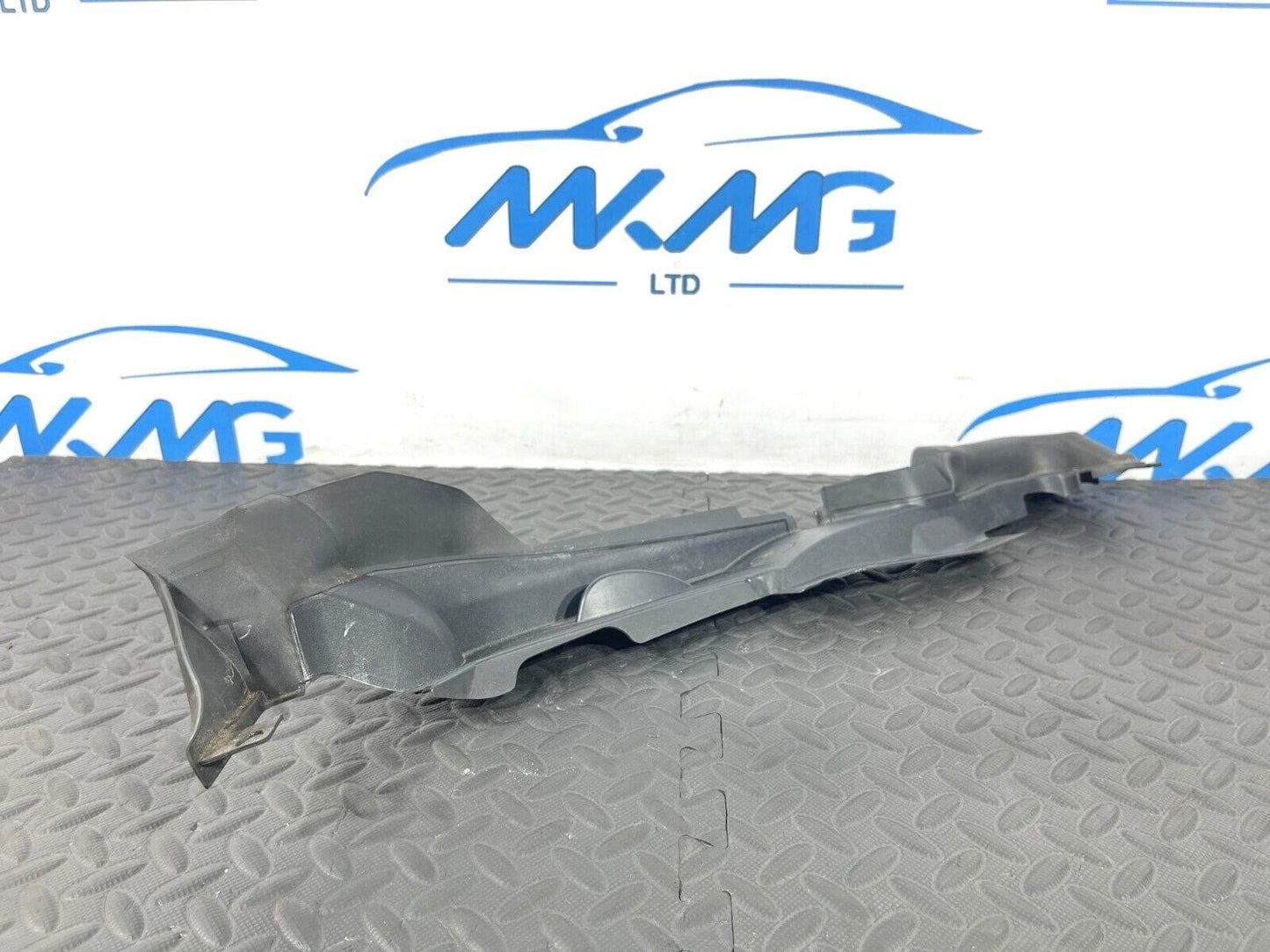 16-19 AUDI A4 B9 AVANT GENUINE RIGHT SIDE WING PANEL RUBBEL SEAL 8W0821170