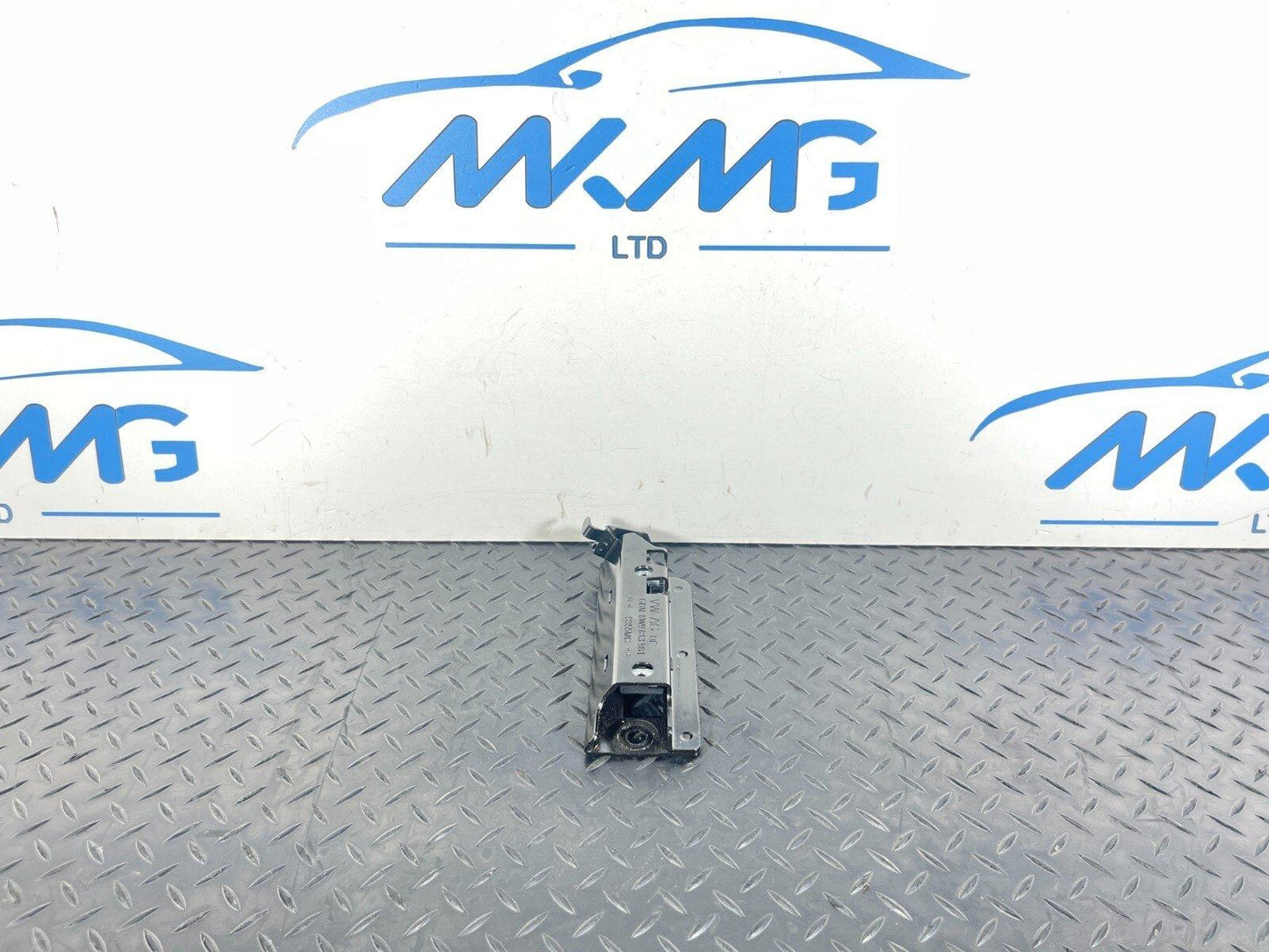 16-19 AUDI A4 B9 GENUINE GENUINE MOUNTING FOR TIE-DOWN EYE 8W9813981