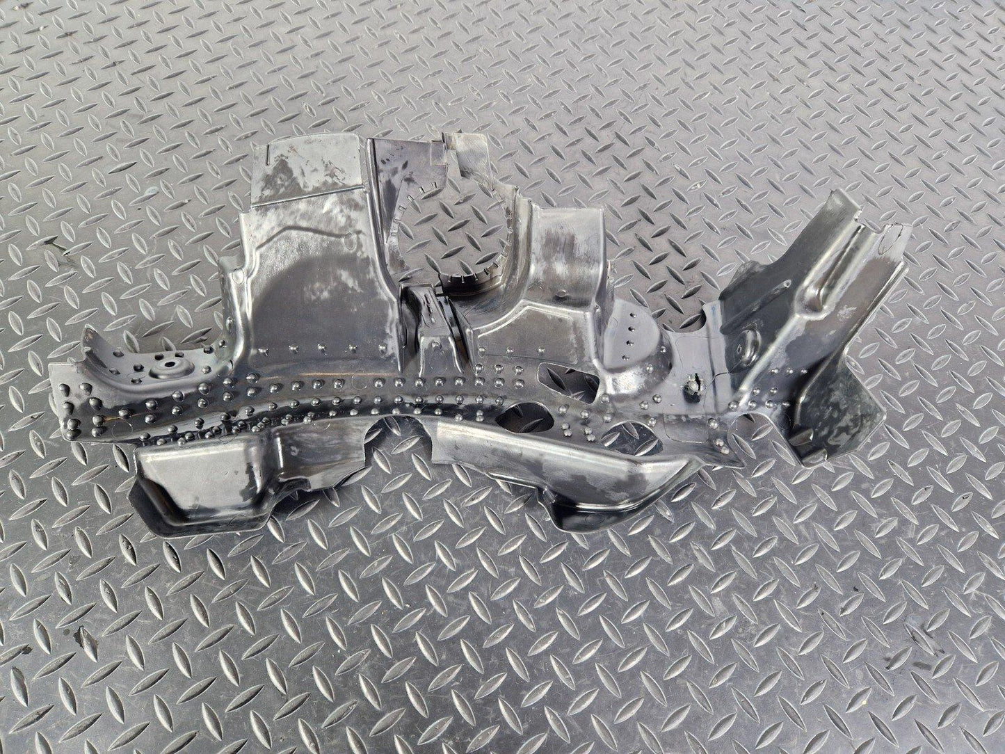 14-21 MERCEDES BENZ C200d W205 OEM RIGHT CENTER NOISE CAPSULE A2135244100