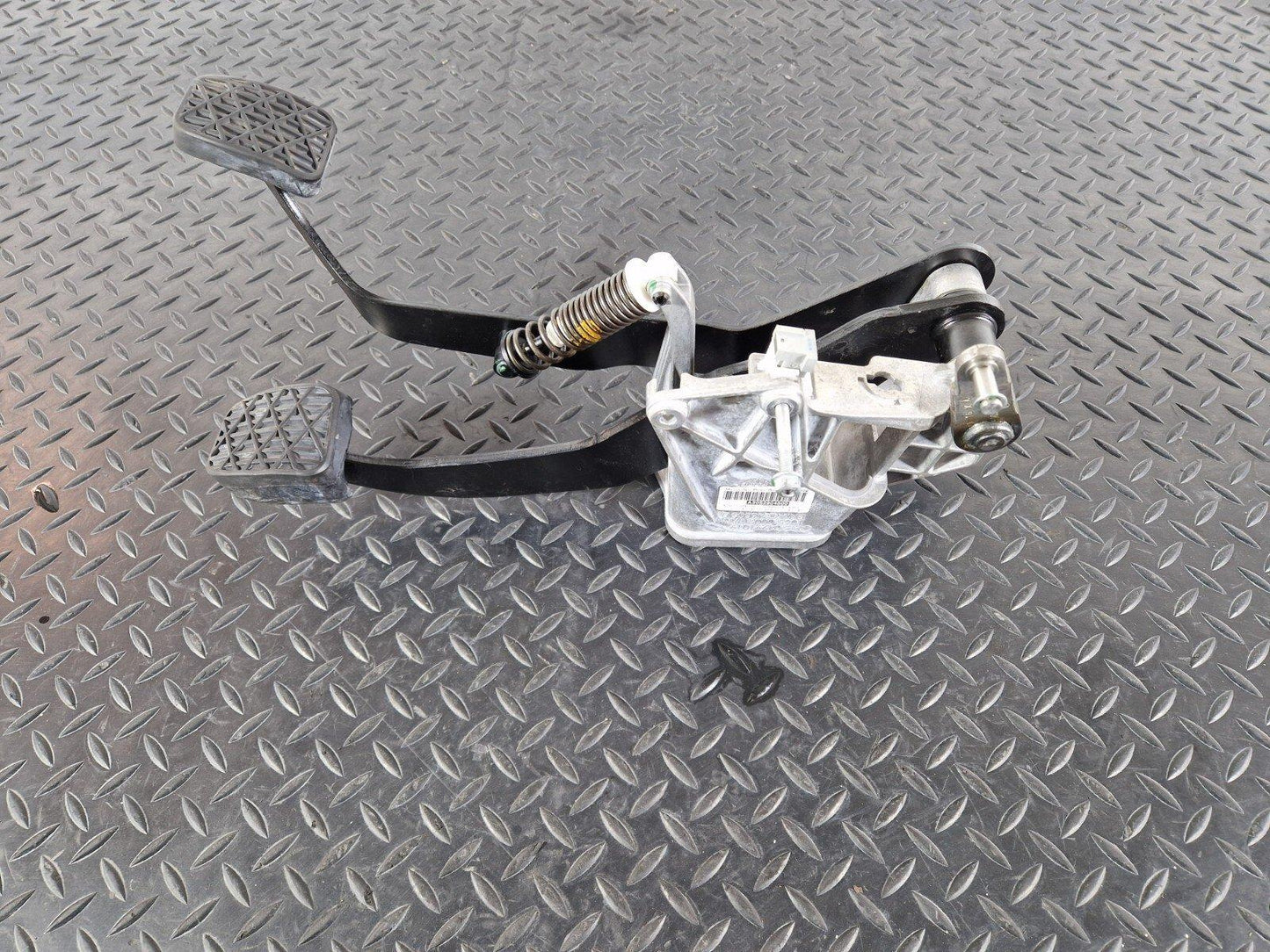 14-21 MERCEDES BENZ C200 W205 OEM MANUAL CLUTCH BRAKE PEDAL A2052910101