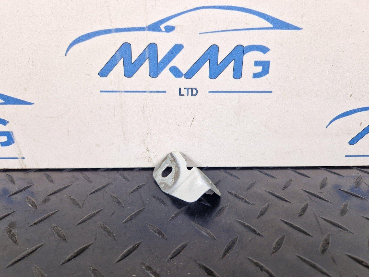 16-19 AUDI A4 B9 S-LINE GENUINE FRONT RIGHT DRIVER SIDE WING BRACKET 8W0821470