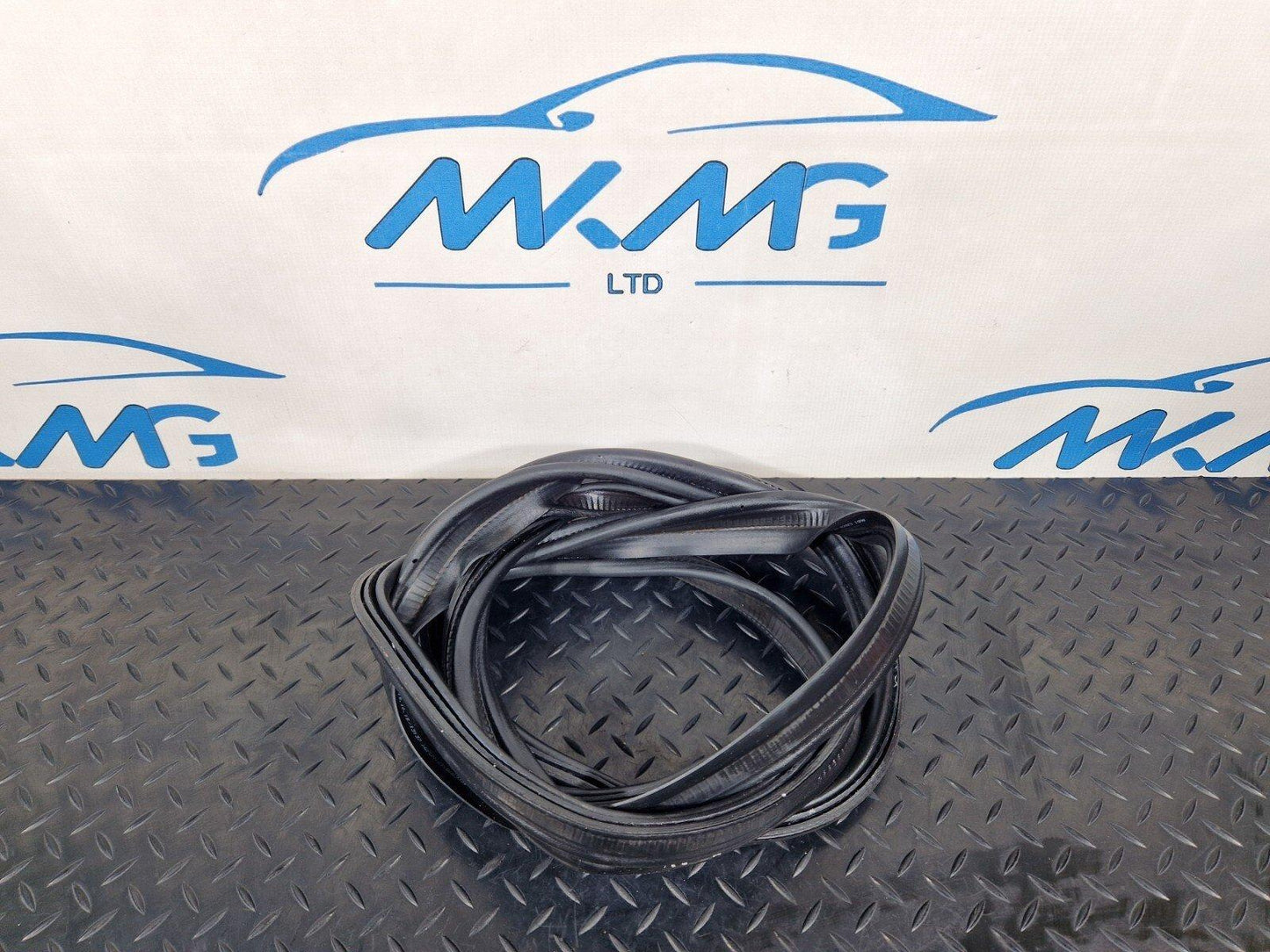 16-19 AUDI A4 B9 SALOON GENUINE TAILGATE BOOT LID RUBBER SEAL 8W5827705C