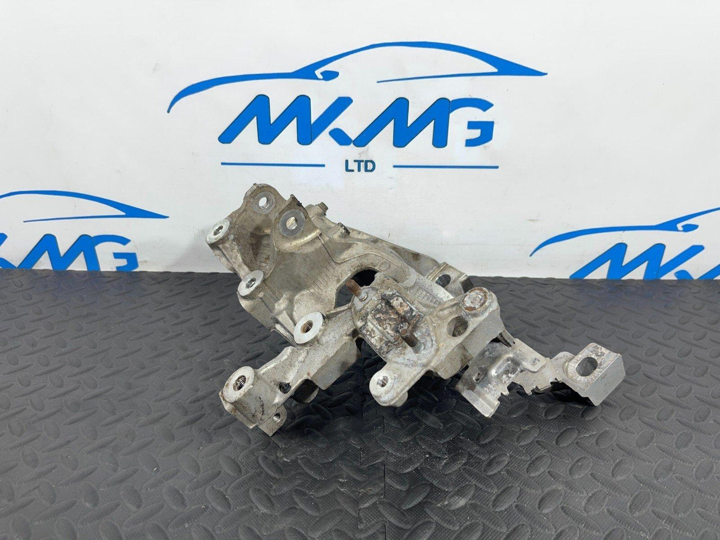 16-19 AUDI A4 B9 1.4 TFSI CVNA RIGHT SIDE PETROL ENGINE MOUNT BRACKET 8W0399296E