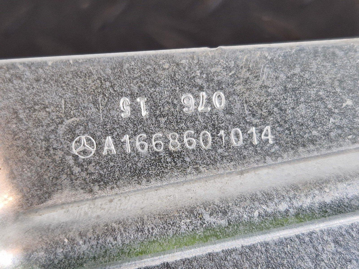 11-19 MERCEDES BENZ ML W166 GENUINE BOOT LINER RIGHT SIDE BRACKET A1668601014