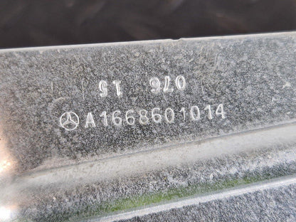 11-19 MERCEDES BENZ ML W166 GENUINE BOOT LINER RIGHT SIDE BRACKET A1668601014