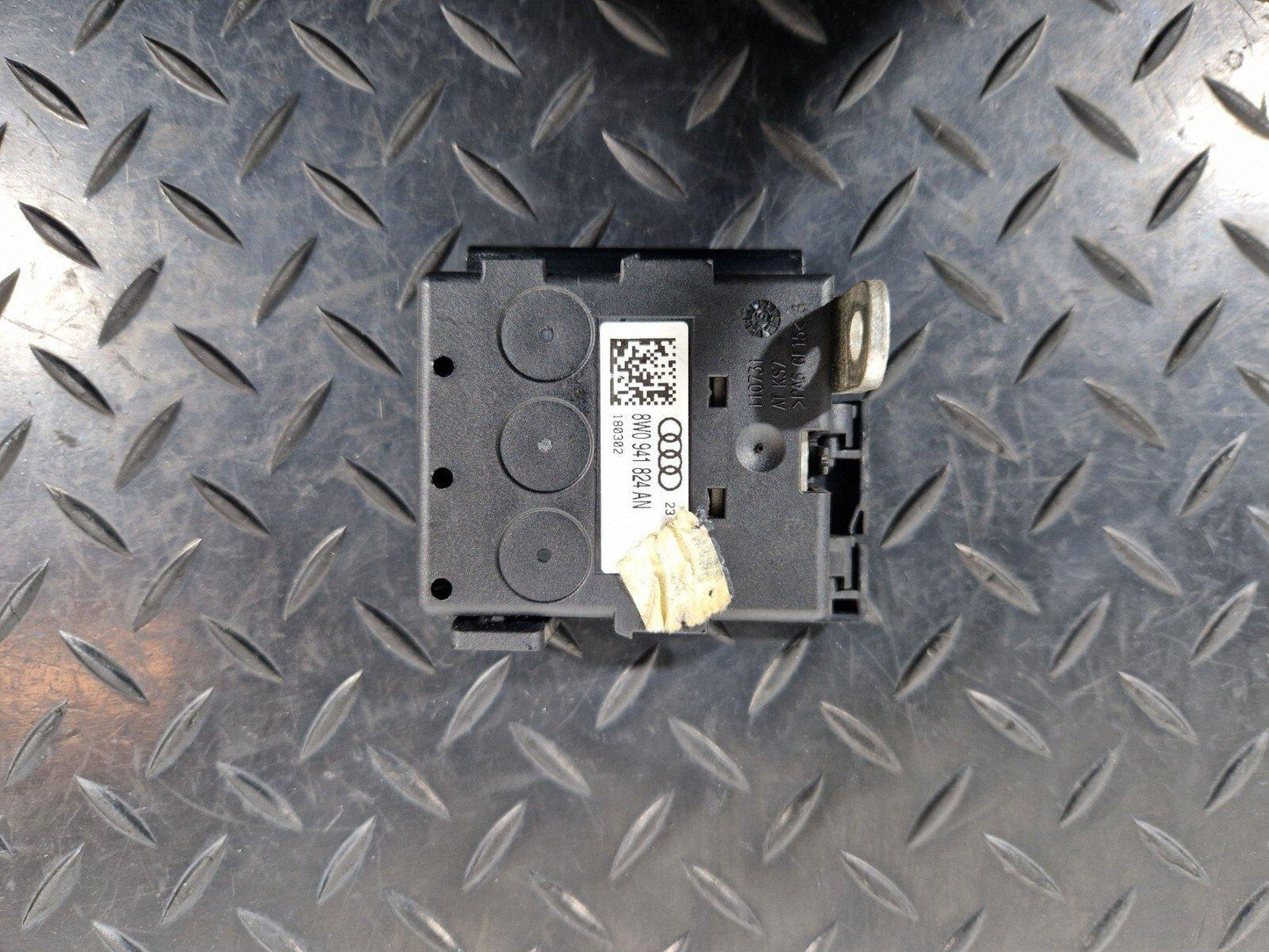 16-19 AUDI A4 B9 GENUINE FUSE BOX POWER DISTRIBUTION CONTROL MODULE 8W0941824AN
