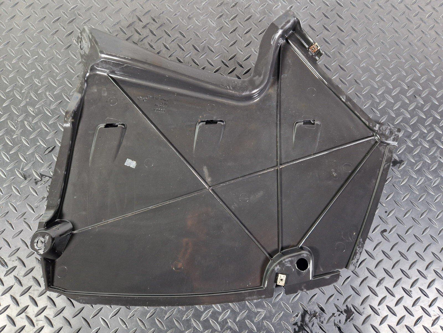 16-19 AUDI A4 B9 GENUINE OEM REAR RIGHT SIDE O/S BODY UNDER TRAY 8W0825219A
