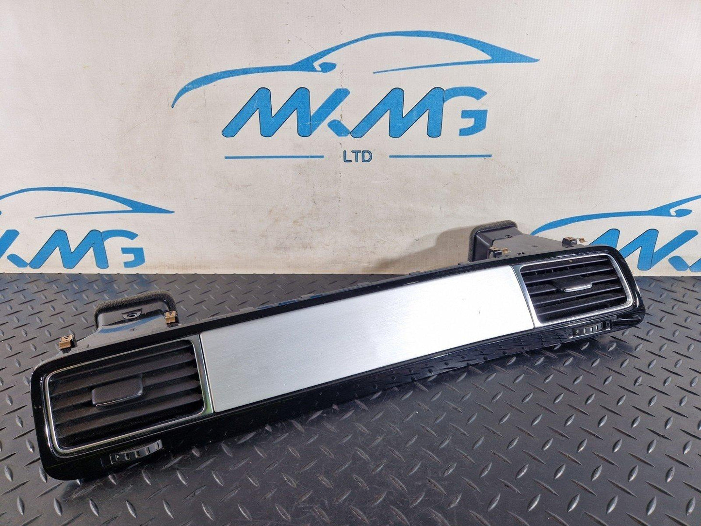 10-18 VW TOUAREG 7P GENUINE RIGHT DASHBOARD TRIM WITH VENTS 7P2857189A