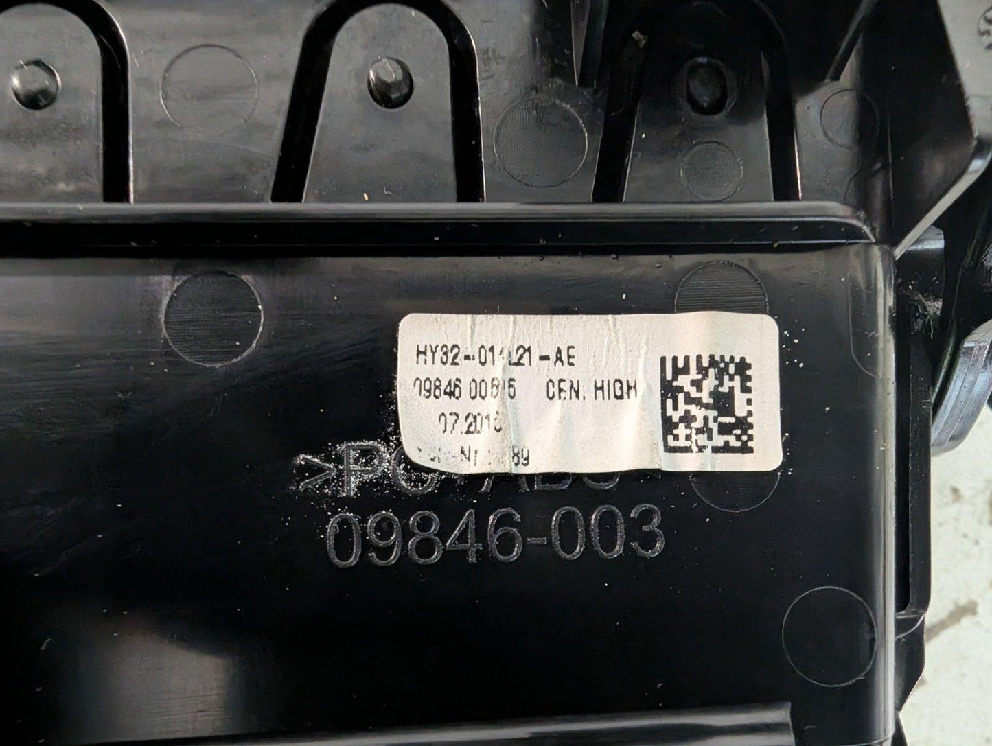 17-ON LAND ROVER DISCOVERY CENTER DASH VENT & HAZARD HY3201421AE HY3211K656AA