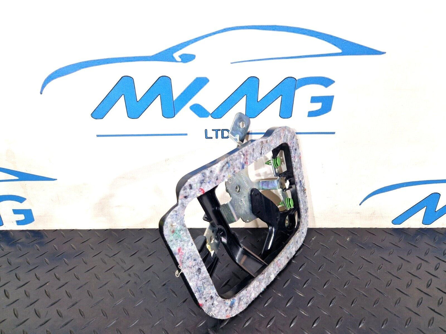 16-22 BMW X1 F48 GENUINE MIDDLE SECTION SEAT BELT BRACKET MOUNT 6442701