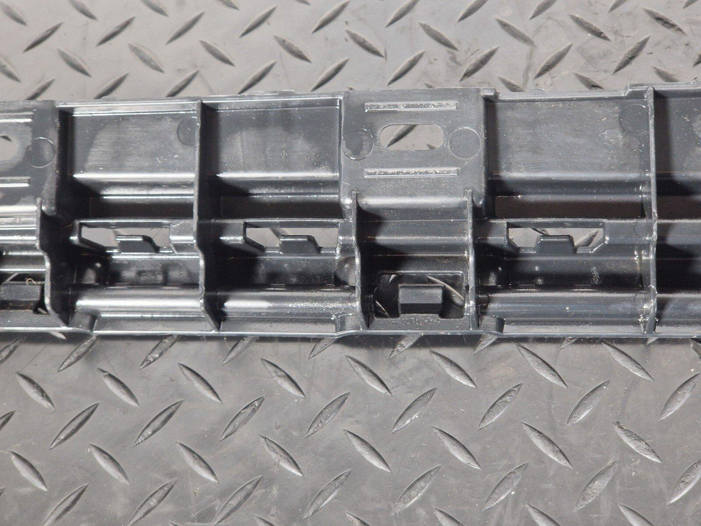 11-18 BMW 6 SERIES F06 SIDESKIRT BRACKET FRONT LEFT PASSENGER SIDE 7276347