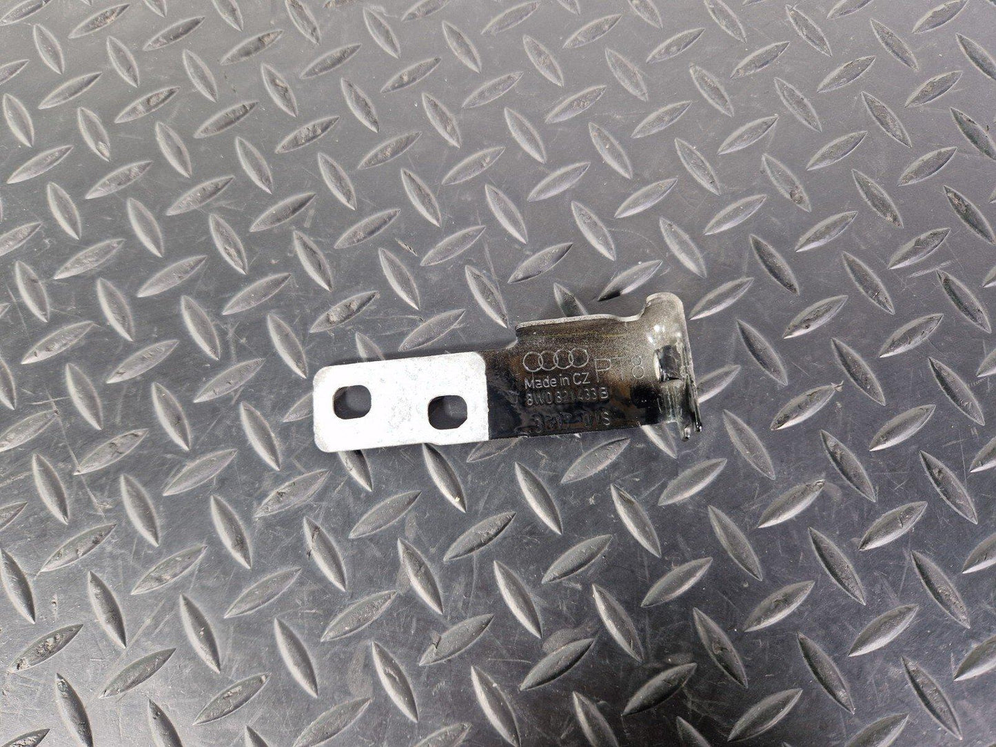 16-19 AUDI A4 B9 GENUINE OEM FRONT LEFT PASSENGER SIDE WING BRACKET 8W0821433
