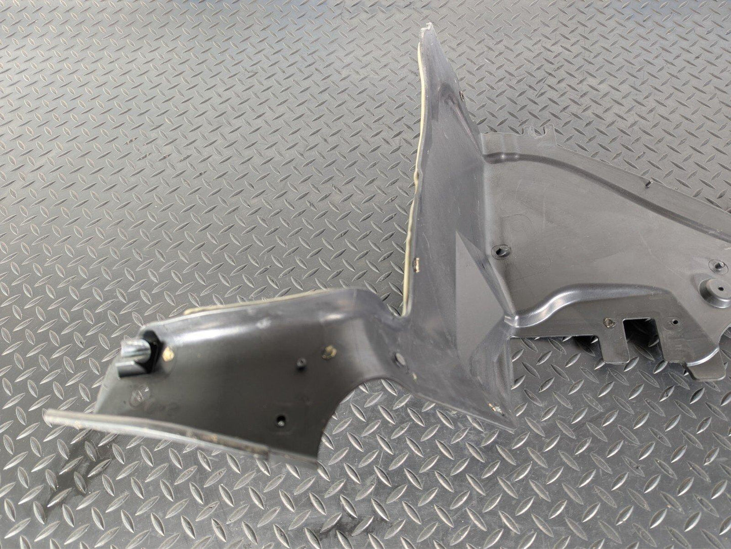 11-19 MERCEDES BENZ ML W166 GENUINE LOWER LEFT N/S PARTITION PANEL A1666201178