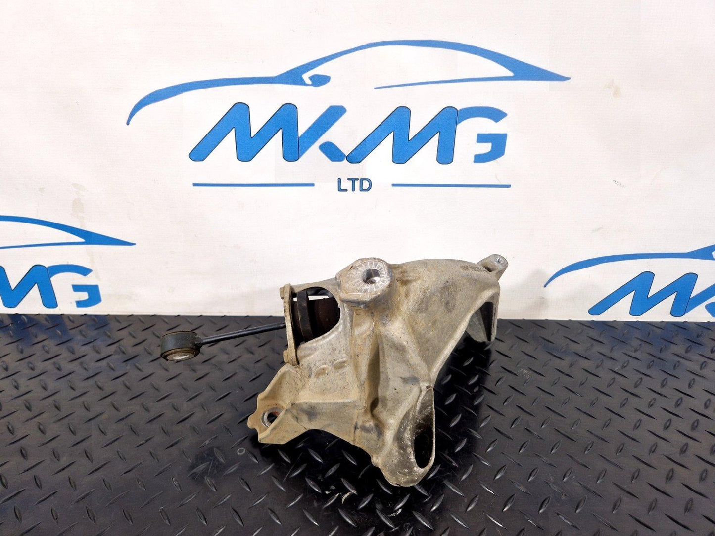 16-19 AUDI A4 B9 GENUINE LEFT N/S ENGINE MOUNT BRACKET 4M0199307AD