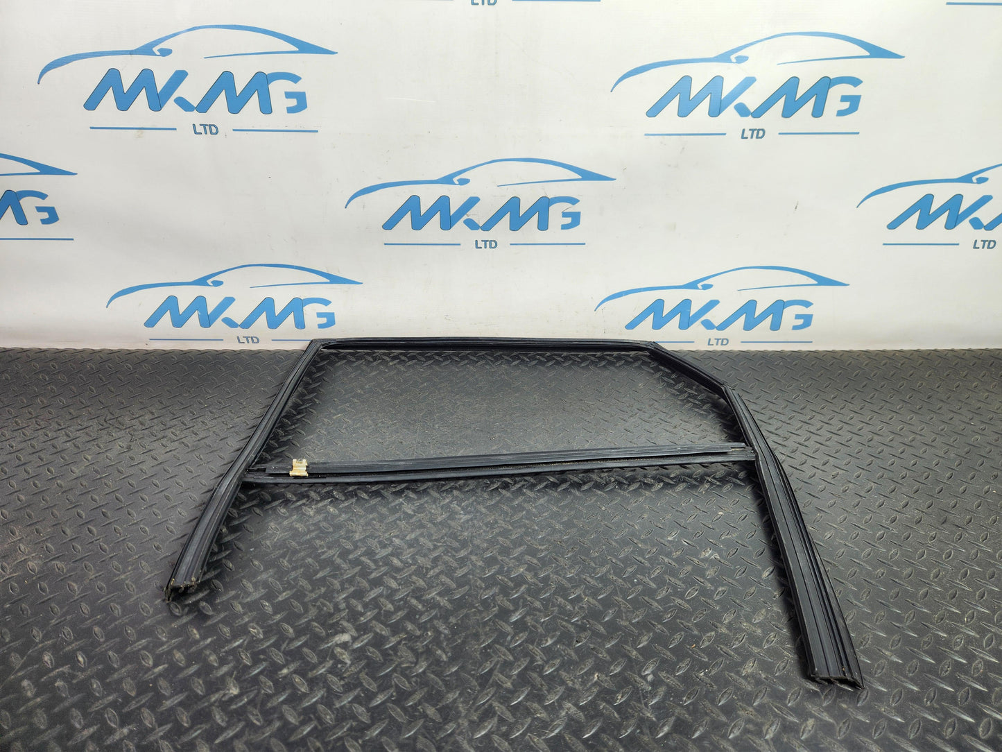 Land Rover Range Rover Evoque L551 SUV Front Left Door Window Rubber Frame XC940