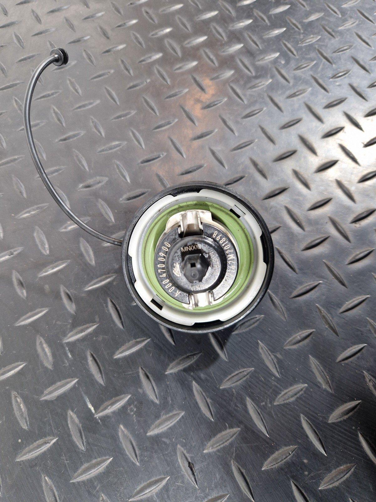19-ON MERCEDES BENZ CLA C118 HYBRID FUEL TANK FILLER CAP A0004700900