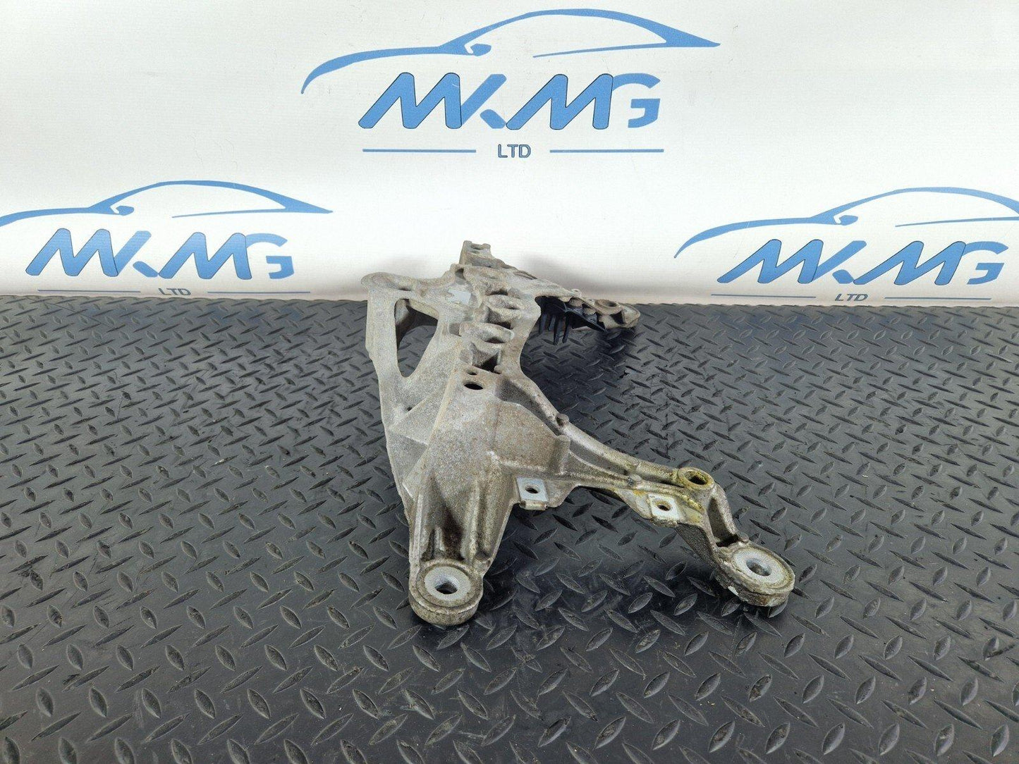 16-19 AUDI A4 B9 GENUINE OEM MANUAL GEARBOX TRANSMISSION BRACKET 8W0399262AD