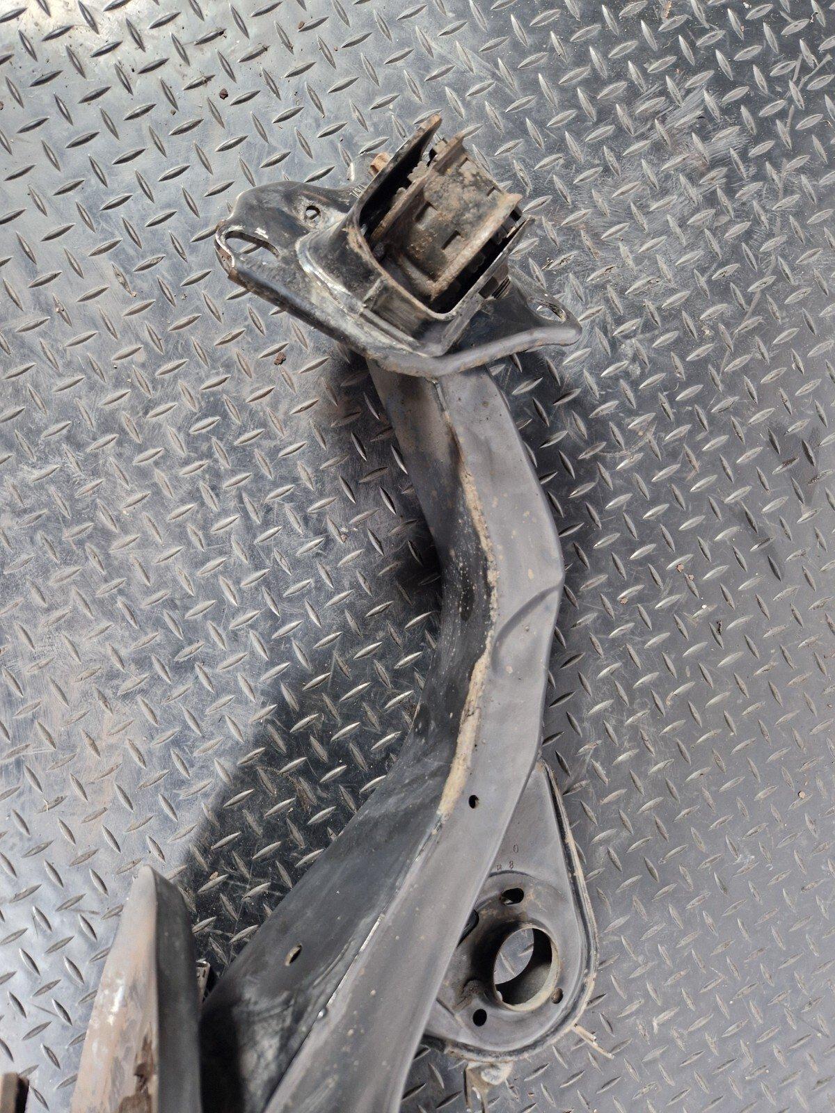 16-22 BMW X1 F48 REAR LEFT PASSENGER SIDE HUB WITH BEARING 6851579