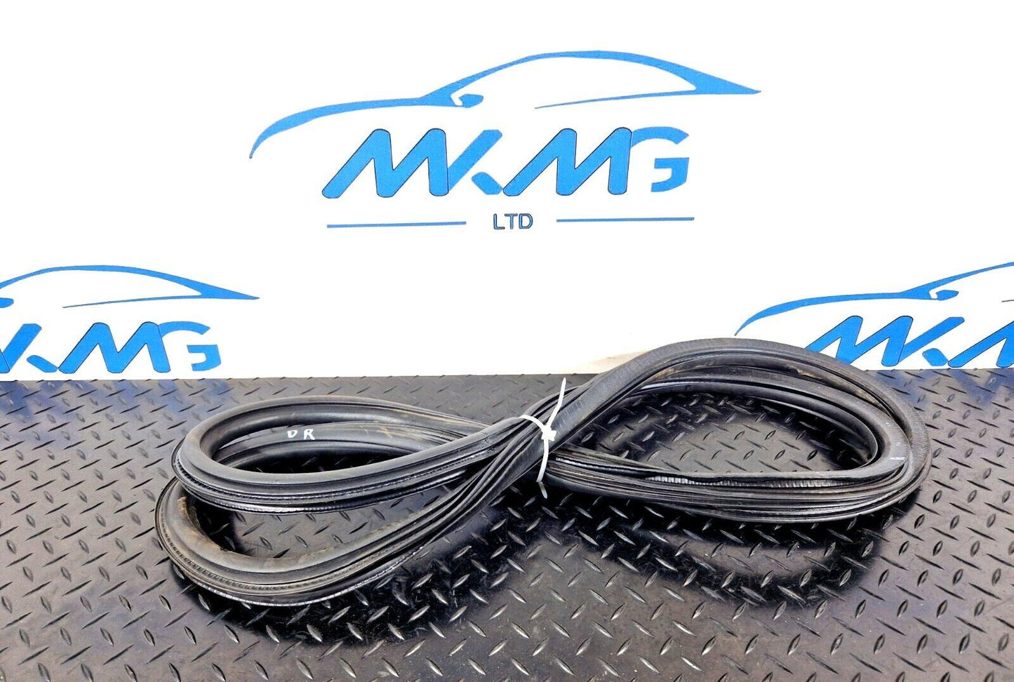 16-19 AUDI A4 B9 AVANT GENUINE LEFT SIDE REAR DOOR RUBBER SEAL 8W9833721