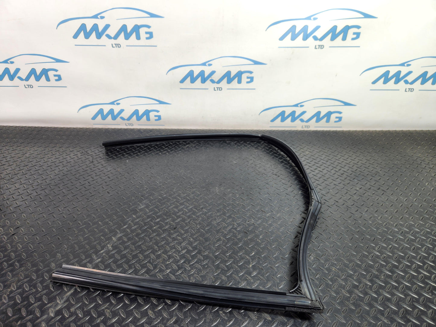 Land Rover Range Rover Evoque L551 Front Right Door Window Rubber Frame XC940