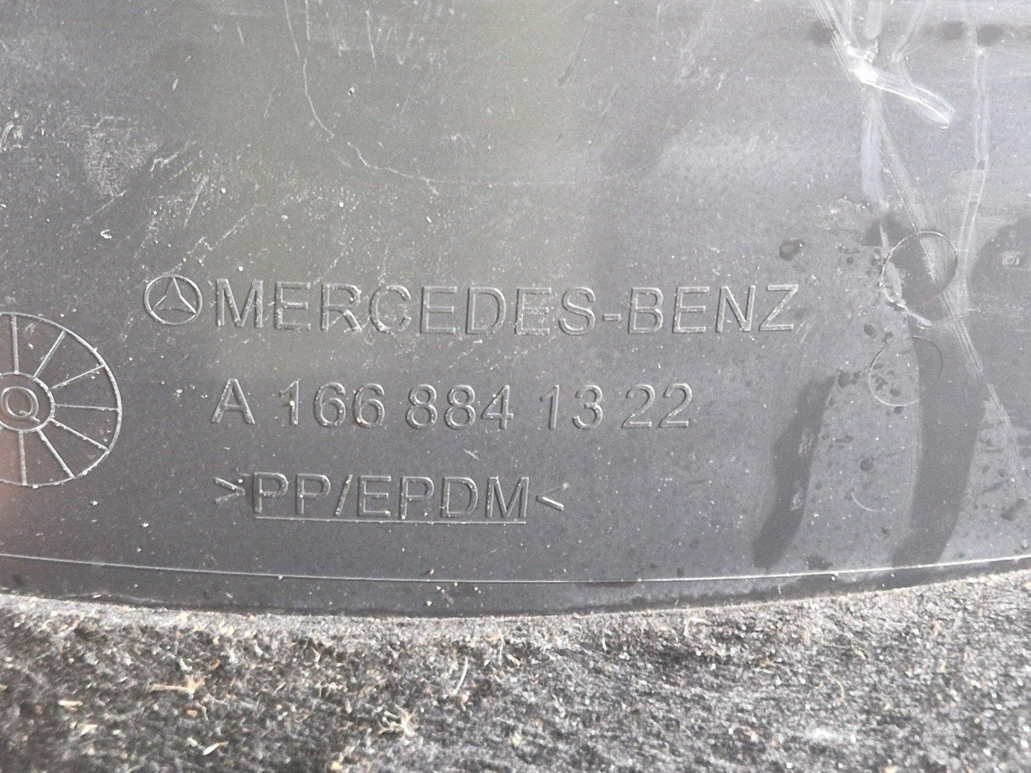 11-19 MERCEDES BENZ ML W166 REAR WHEEL LEFT SIDE SPLASH GUARD COVER A1668841322