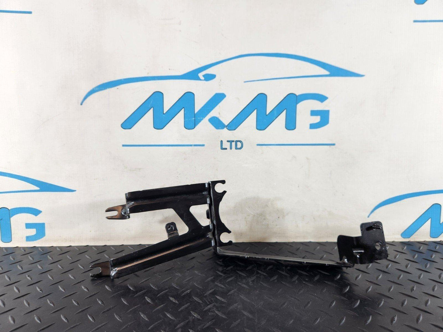 19-ON MERCEDES BENZ B CLASS W247 ABS PUMP MOUNT BRACKET SUPPORT A1774303400