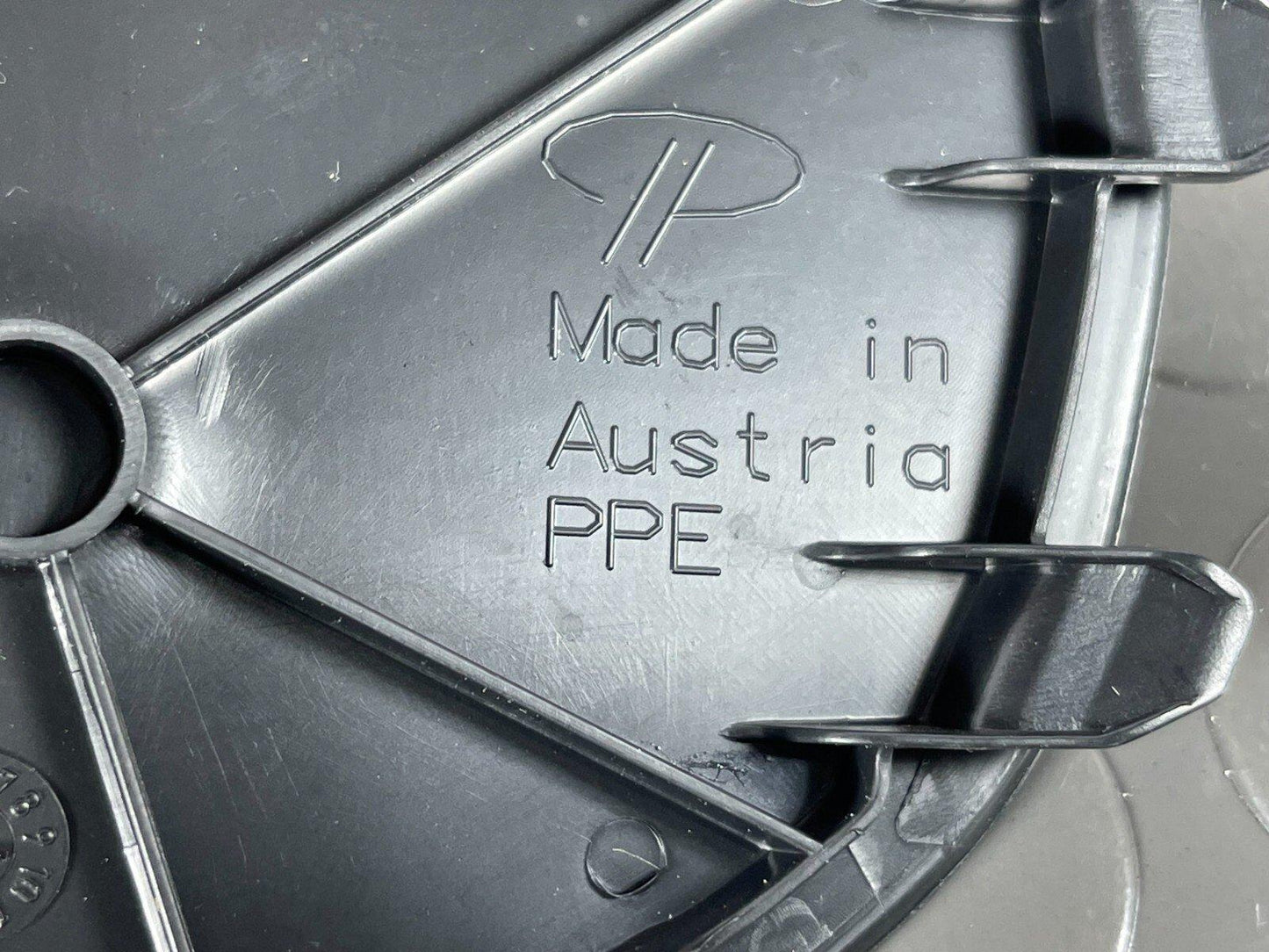 16-19 AUDI A4 B9 ESTATE GENUINE REAR LEFT TAILGATE TRIM COVER 8W9867657