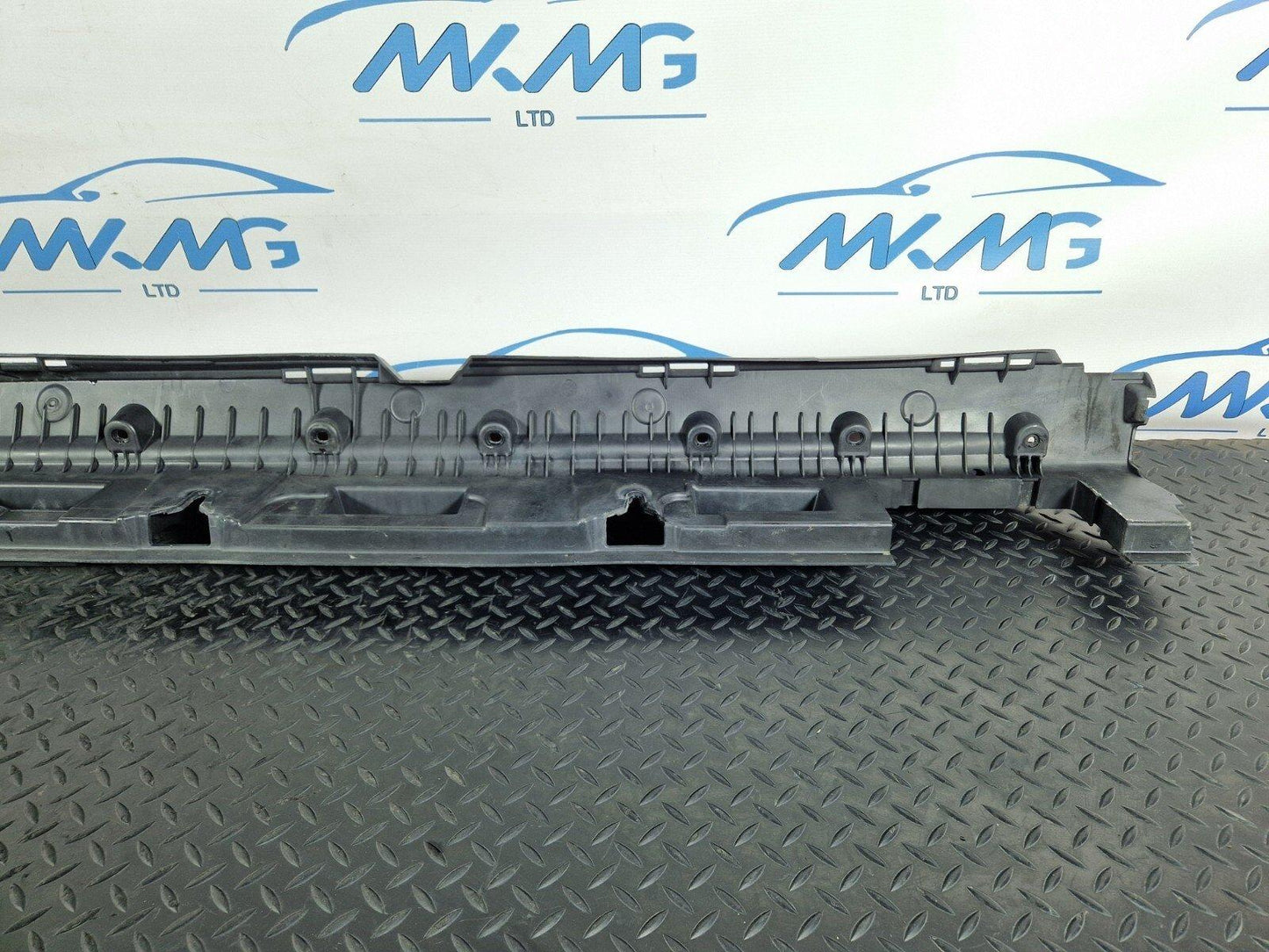 11-19 MERCEDES W166 RIGHT DRIVER SIDE SKIRT HOLDER BRACKET A1666900210 DAMAGED