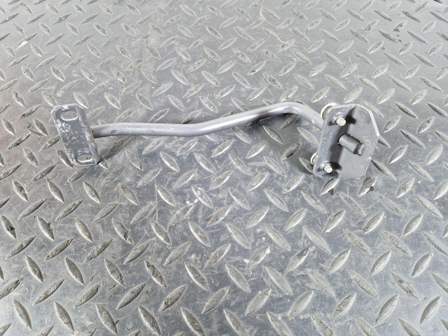 14-21 MERCEDES BENZ C200d W205 FRONT LOCKING STRIKER SUPPORT BRACKET A2058980032