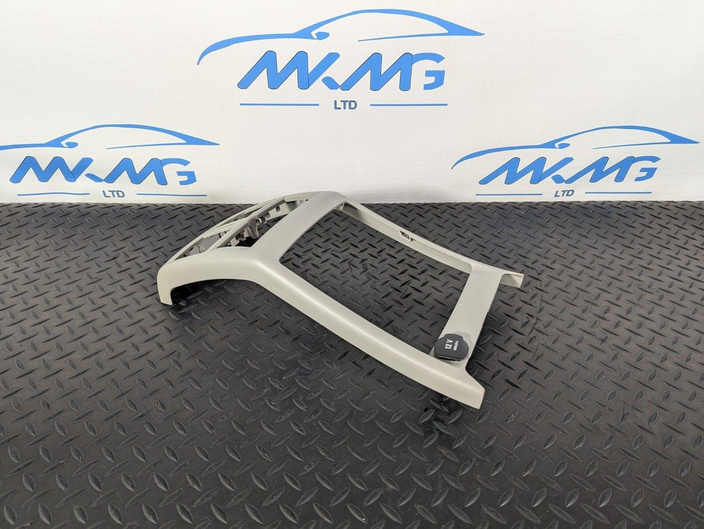 11-19 MERCEDES BENZ ML W166 OEM REAR CENTRE CONSOLE AIR VENT TRIM A1666800907