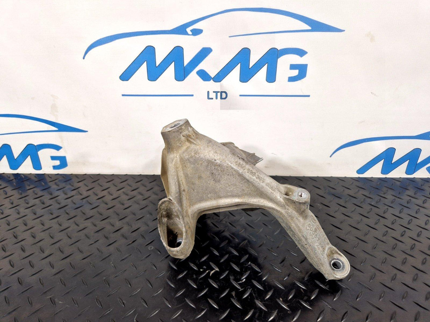 16-19 AUDI A4 B9 GENUINE LEFT N/S ENGINE MOUNT BRACKET 4M0199307AD