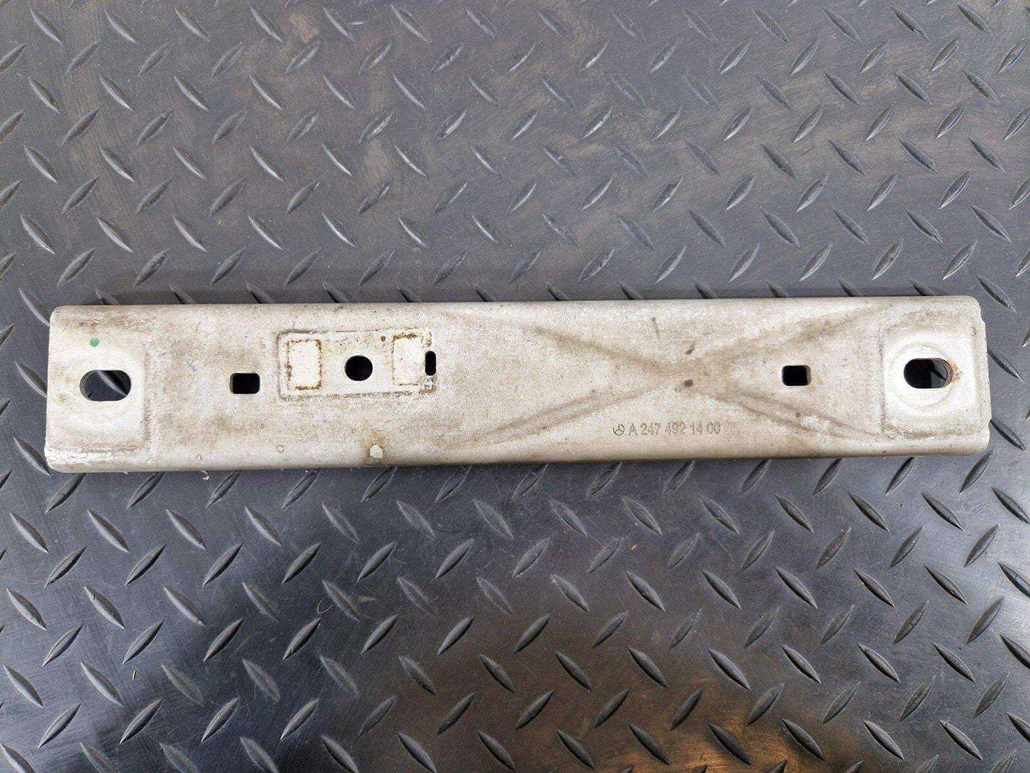 18-ON MERCEDES BENZ A CLASS W177 OEM EXHAUST HOLDER BRACKET A2474921400
