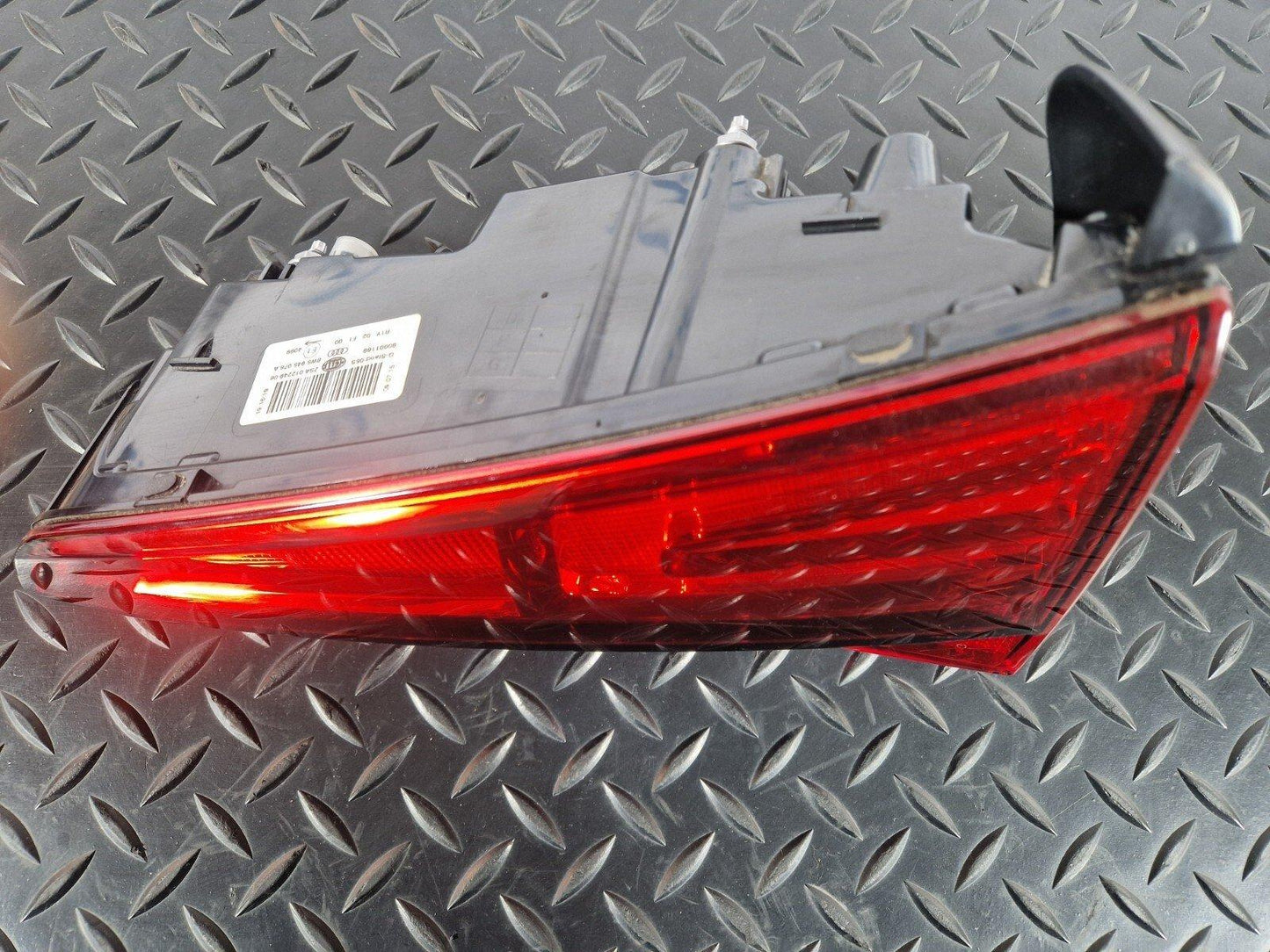 16-19 AUDI A4 B9 SALOON REAR RIGHT O/S/R INNER TAILGATE LIGHT 8W5945076A