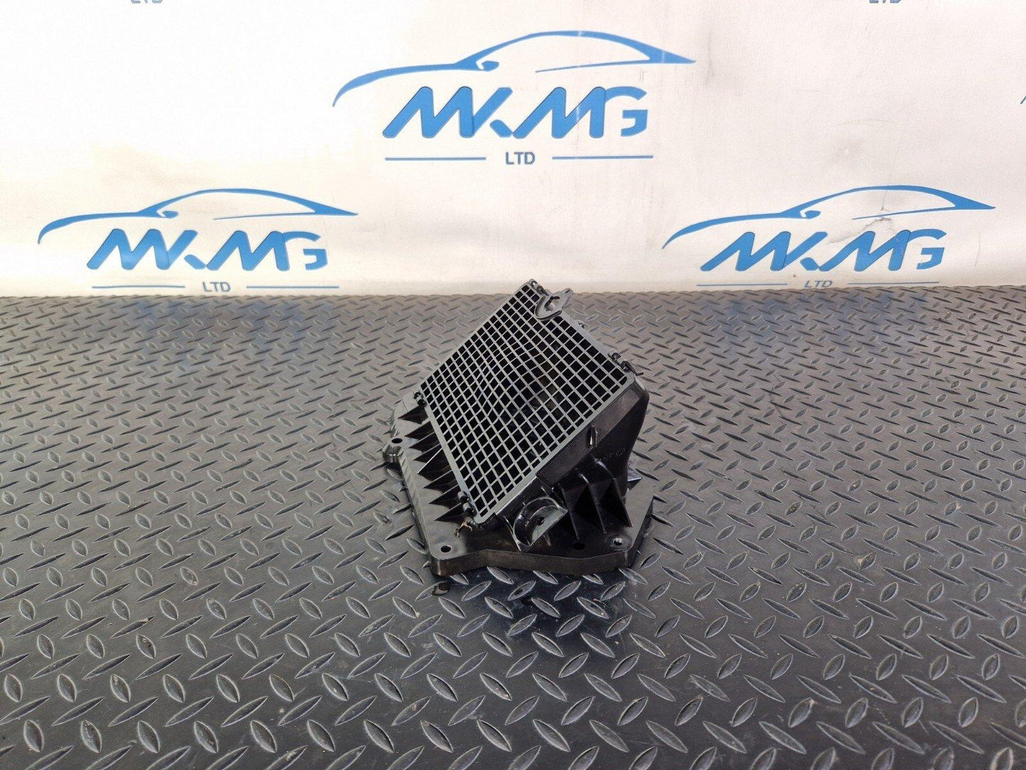 16-19 AUDI A4 B9 S-LINE GENUINE FRONT AIR INTAKE DUCT VENT 8W2819904A