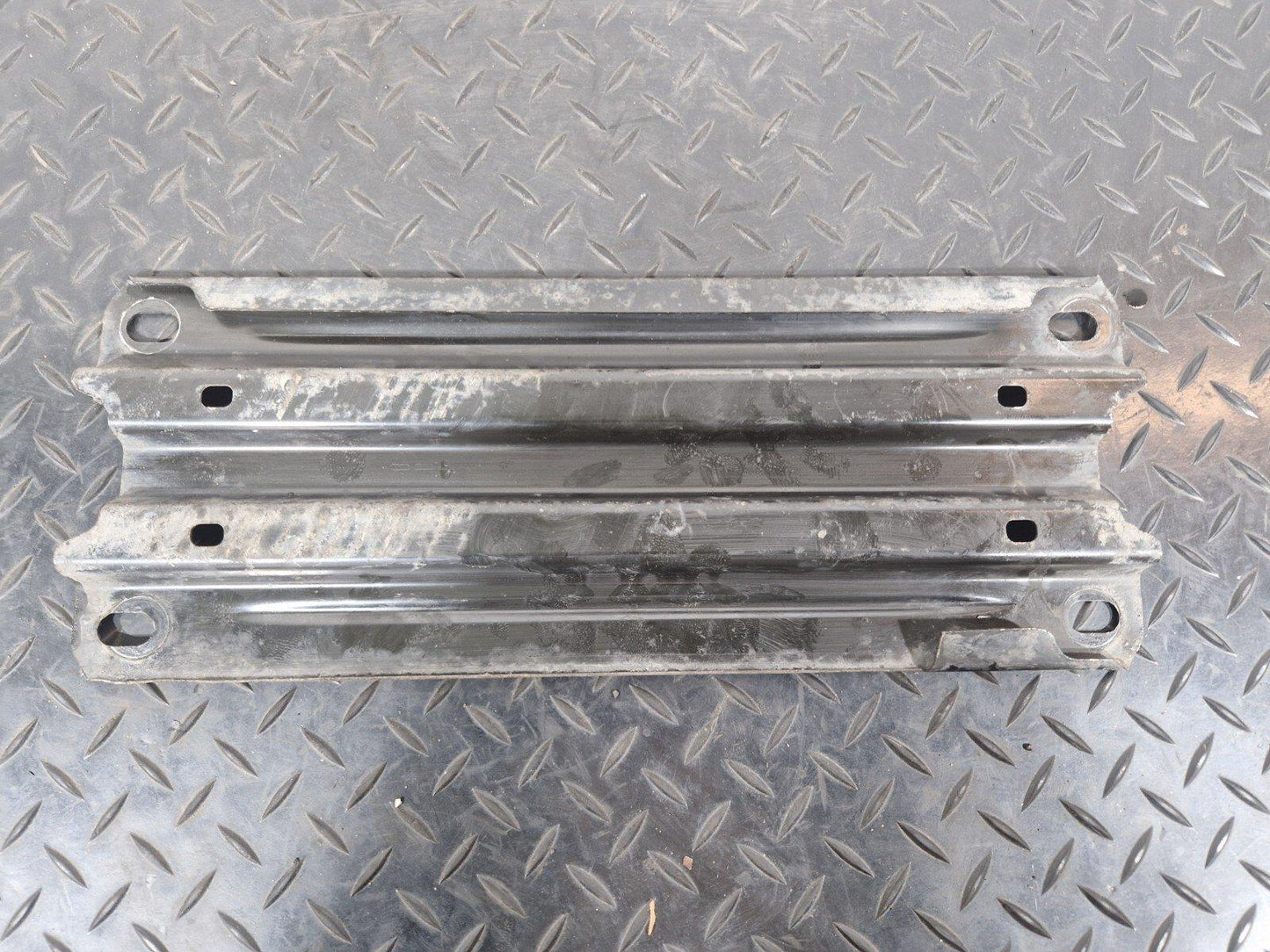 18-ON MERCEDES BENZ A CLASS W177 UNDERBODY MOUNT BRACKET  A1776161900