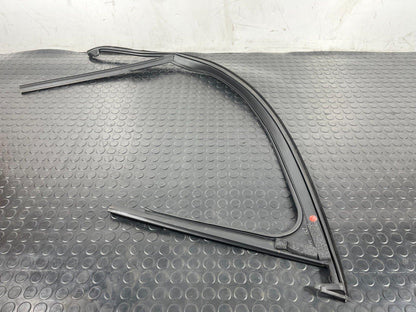 12-18 MERCEDES A-CLASS W176 FRONT RIGHT DOOR WINDOW GUIDE RAIL A1767250125
