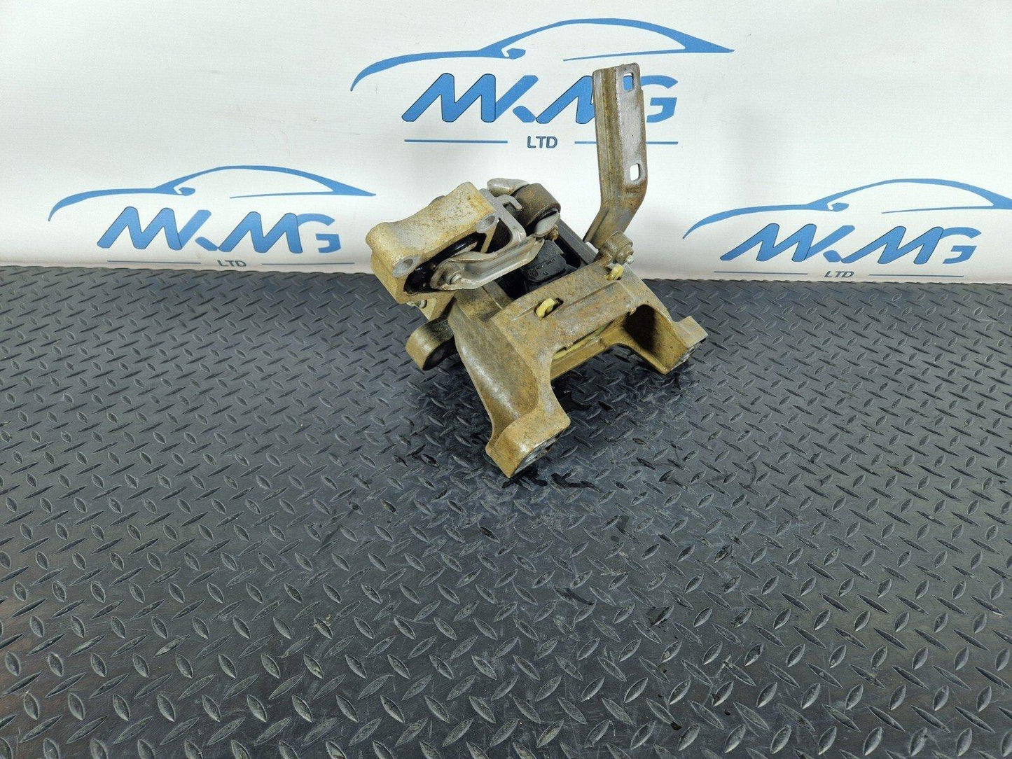 18-ON MERCEDES BENZ SPRINTER W910 FWD OM651.958 ENGINE MOUNT BRACKET A9102410000