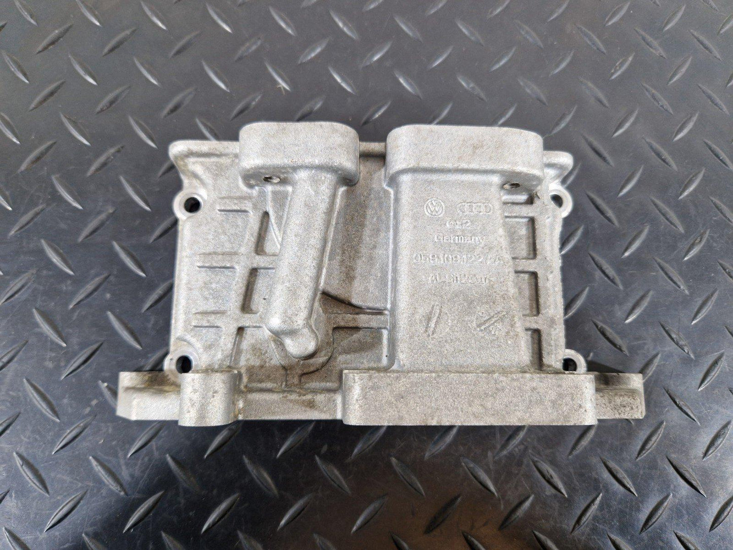 15-18 AUDI A7 4G GENUINE V6 3.0TDI CRT CYLINDER HEAD END PLATE 059109122AA