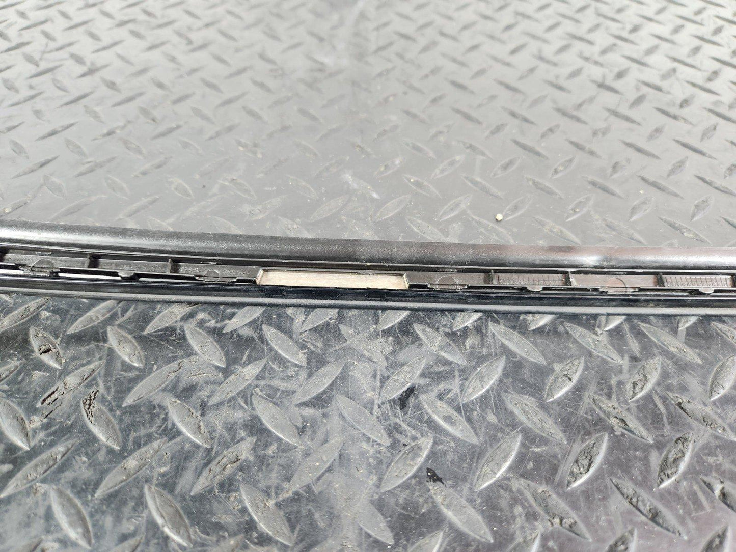 11-19 MERCEDES BENZ ML W166 GENUINE RIGHT O/S FRONT WINDSHIELD TRIM A1666901280