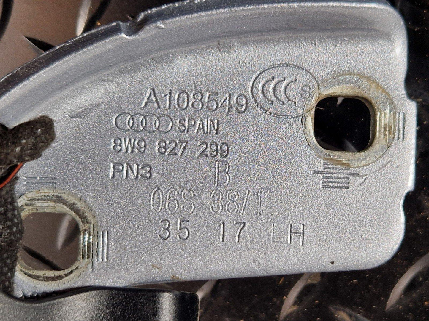 16-19 AUDI A4 B9 GENUINE TAILGATE HINGE REAR TRUNK LID LEFT N/S 8W9827299B