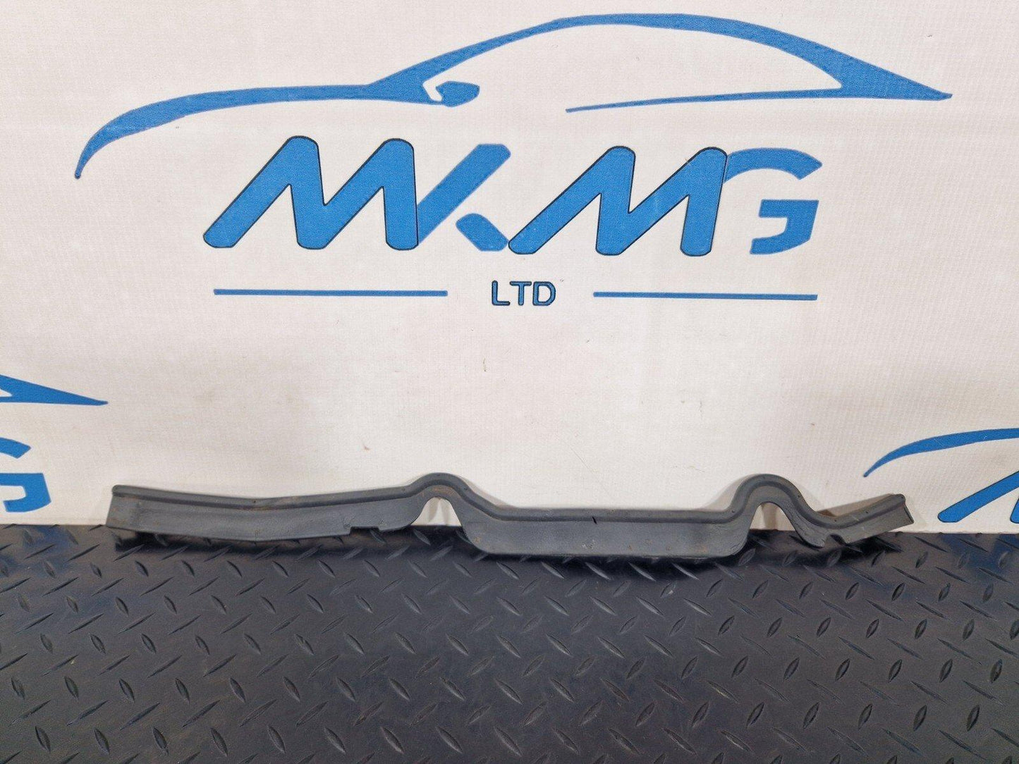 12-18 AUDI A6 C7 FRONT LEFT DRIVER FENDER UPPER SEAL STRIP  4G0823731