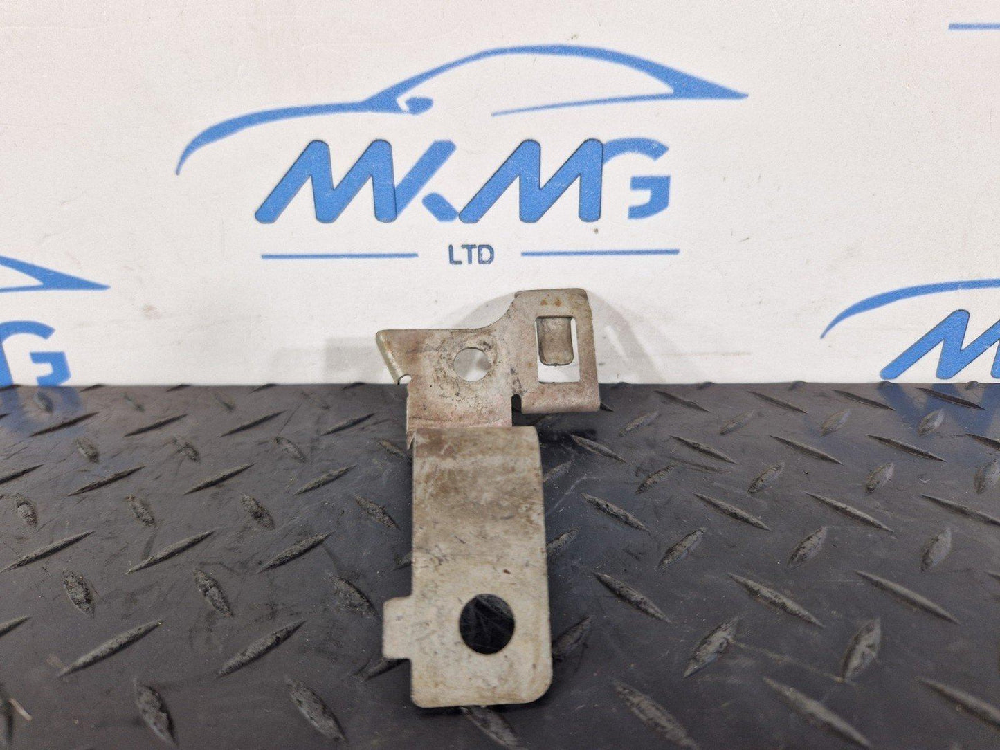 11-19 MERCEDES BENZ ML W166 FRONT CENTER SHIELD HOLDER MOUNT BRACKET A1665240240
