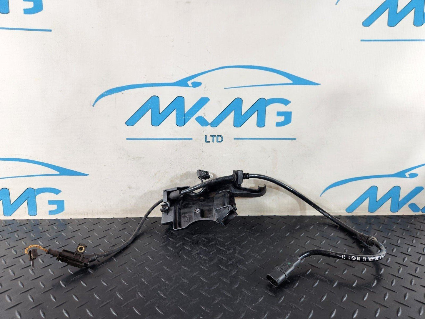 19-ON MERCEDES B CLASS W247 FRONT RIGHT BRAKE HYDRAULIC LINE BRACKET A1774214600